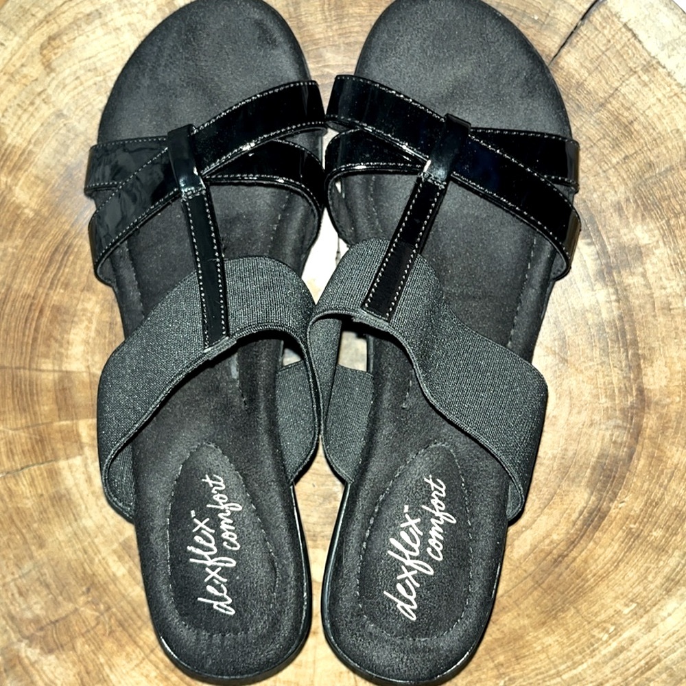 #23 NWOT (6.5)black Patent Leather Dex Flex comfort sandal/ wedges. Comfortable